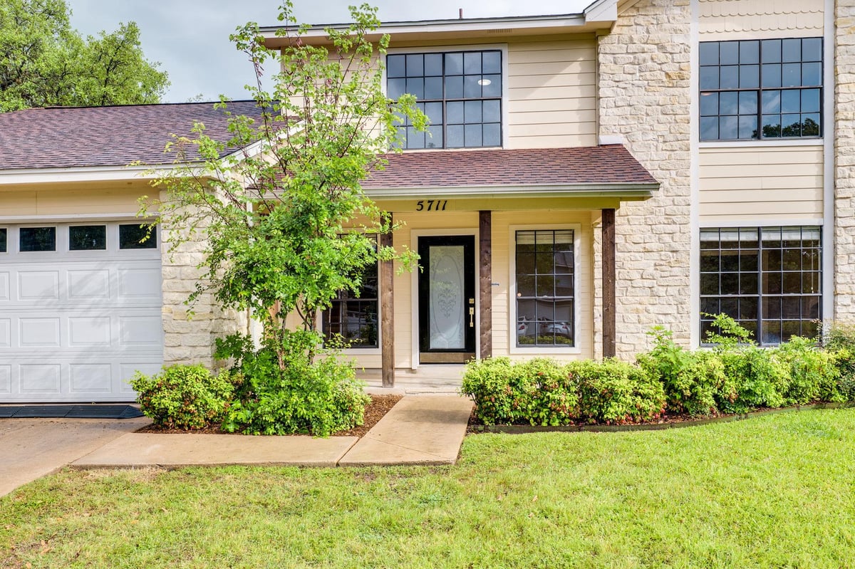 Living area at 5711 Abilene Trl - 3 bed 2 bath home