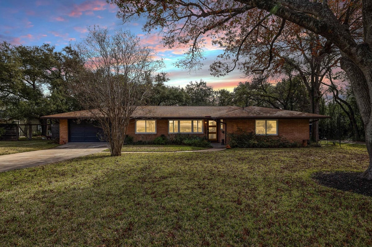 View 5711 Trailridge DR in Highland Hills Sec 02 5711 Trailridge DR - property photo 1 - Luxury home in Highland Hills Sec 02, Austin, TX