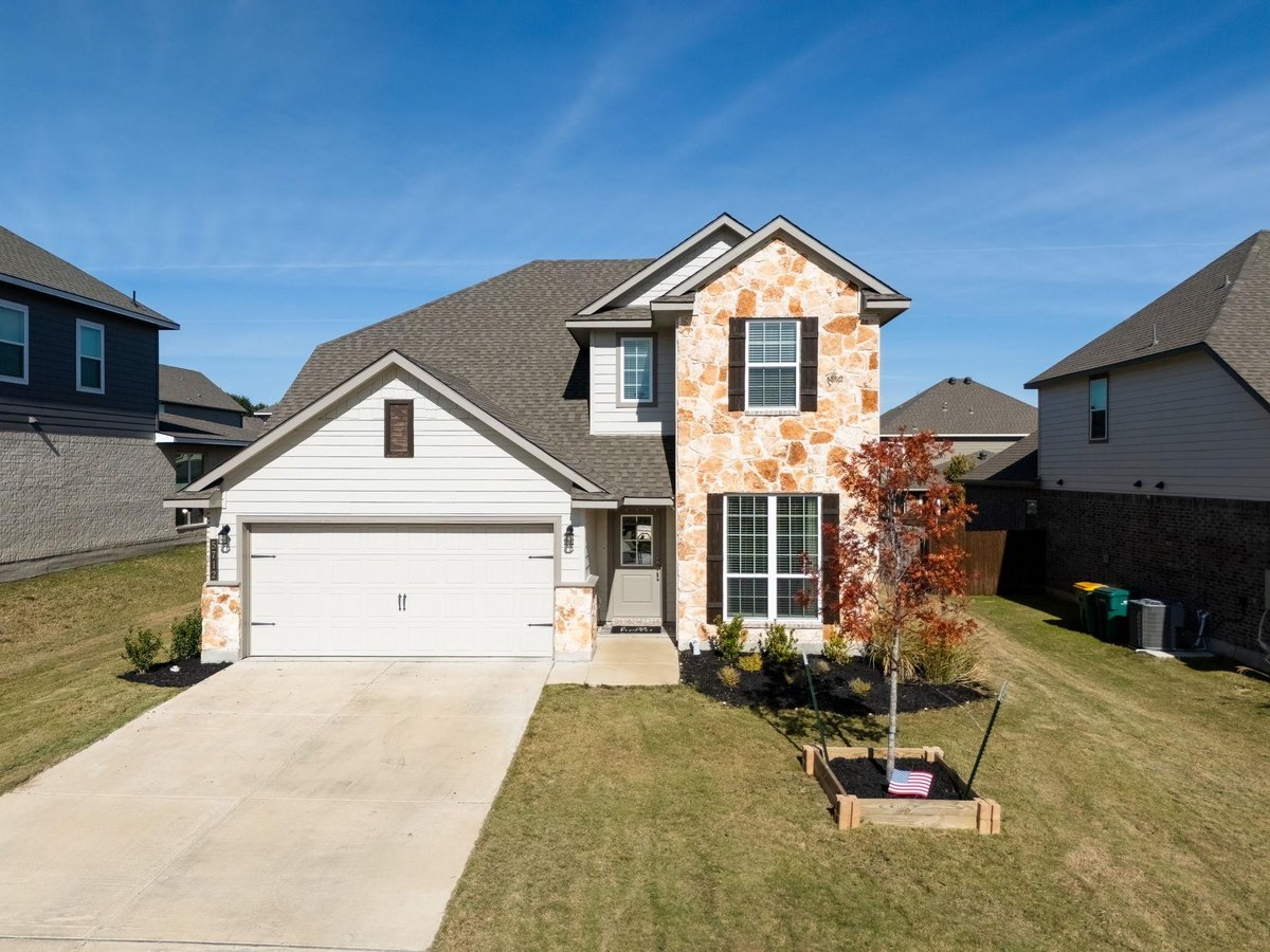 Living area at 5712 Red Fish Ct - 5 bed 3 bath home