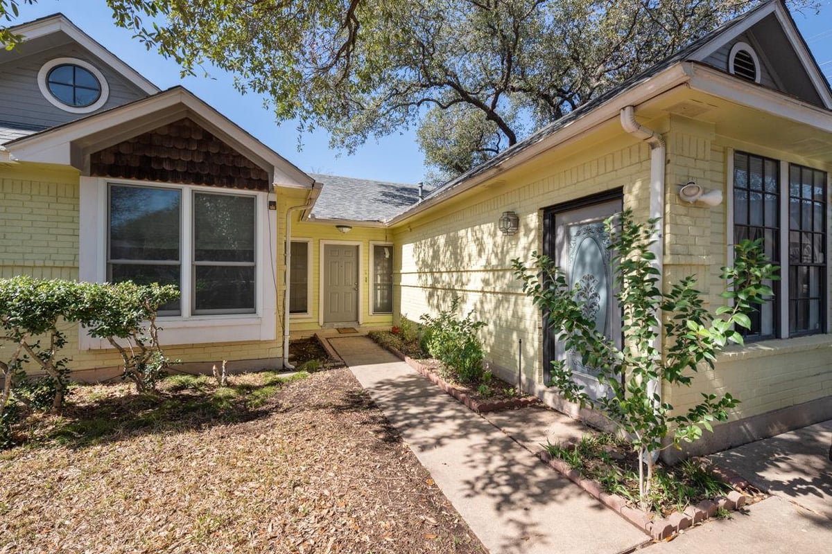 Living area at 5726 Abilene Trl - 3 bed 2 bath home