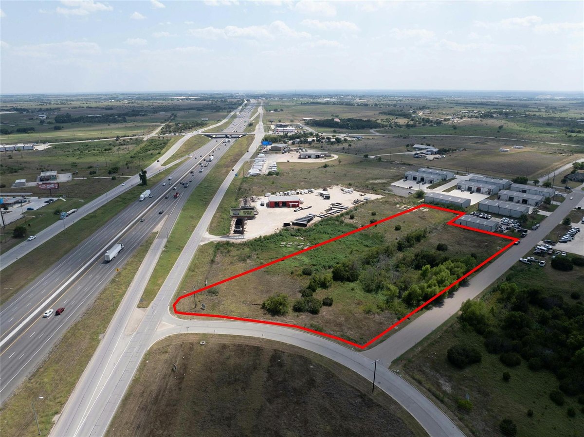 Living area at 576 TOWN CENTER Loop - Harris Add, Jarrell, TX