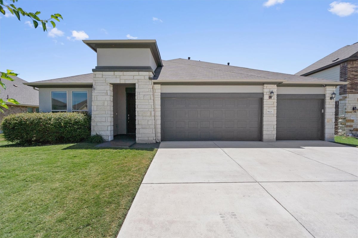 View 5825 Toscana TRCE in Siena Sec 7 5825 Toscana TRCE - property photo 1 - Luxury home in Siena Sec 7, Round Rock, TX