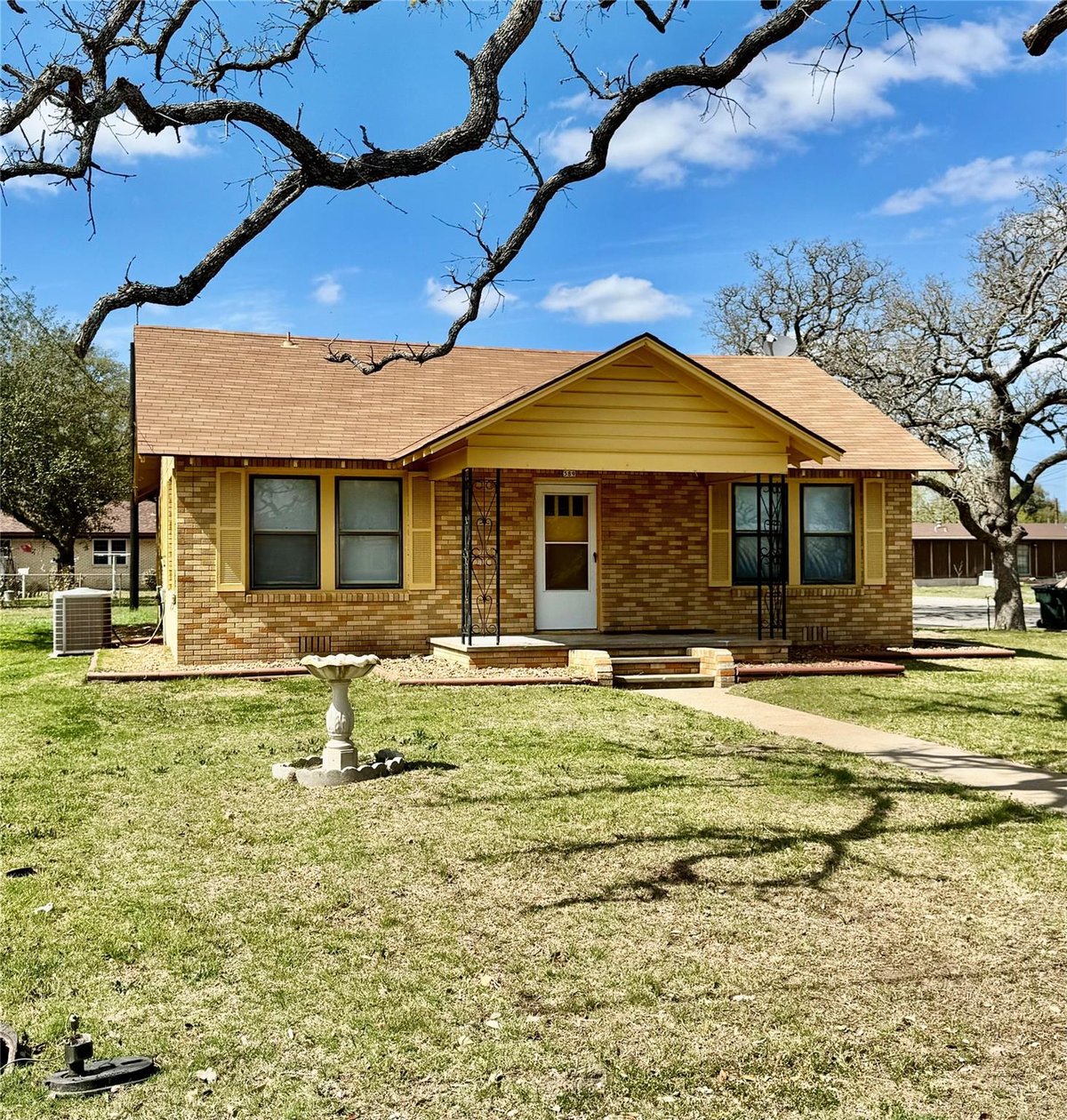 View 589 N Chambers St in Ot Giddings 589 N Chambers St - front exterior - Luxury home in Ot Giddings, Giddings, TX