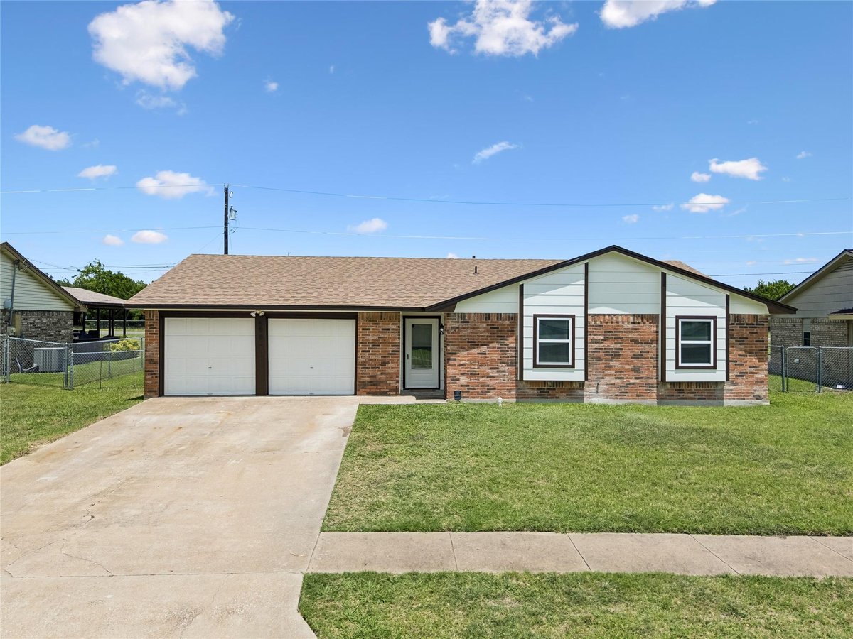 View 5905 Dan DR in MOORE'S CROSSING 5905 Dan DR - front exterior - Luxury home in MOORE'S CROSSING, Killeen, TX