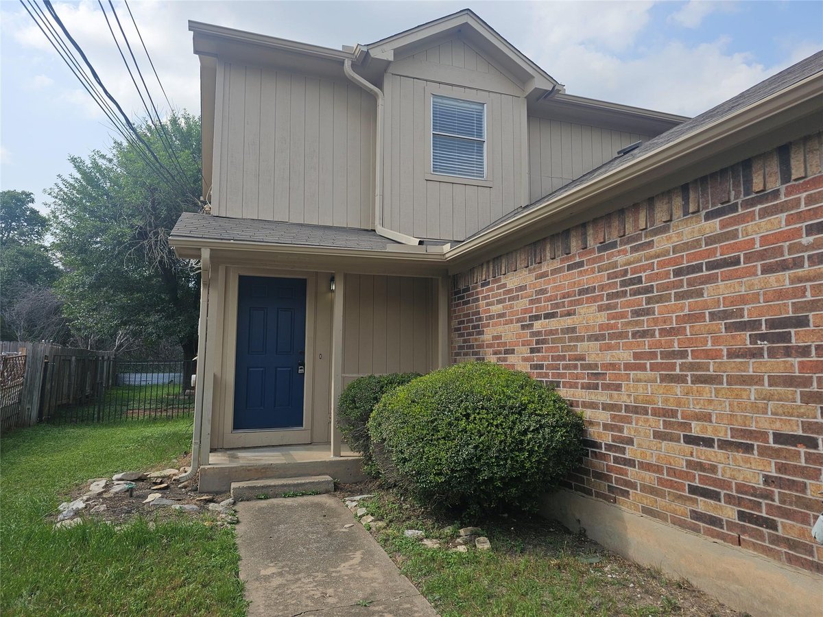 View 5912 Parkwood DR Unit #B in Oak Park Sec 01 5912 Parkwood DR Unit #B - property photo 1 - Luxury home in Oak Park Sec 01, Austin, TX