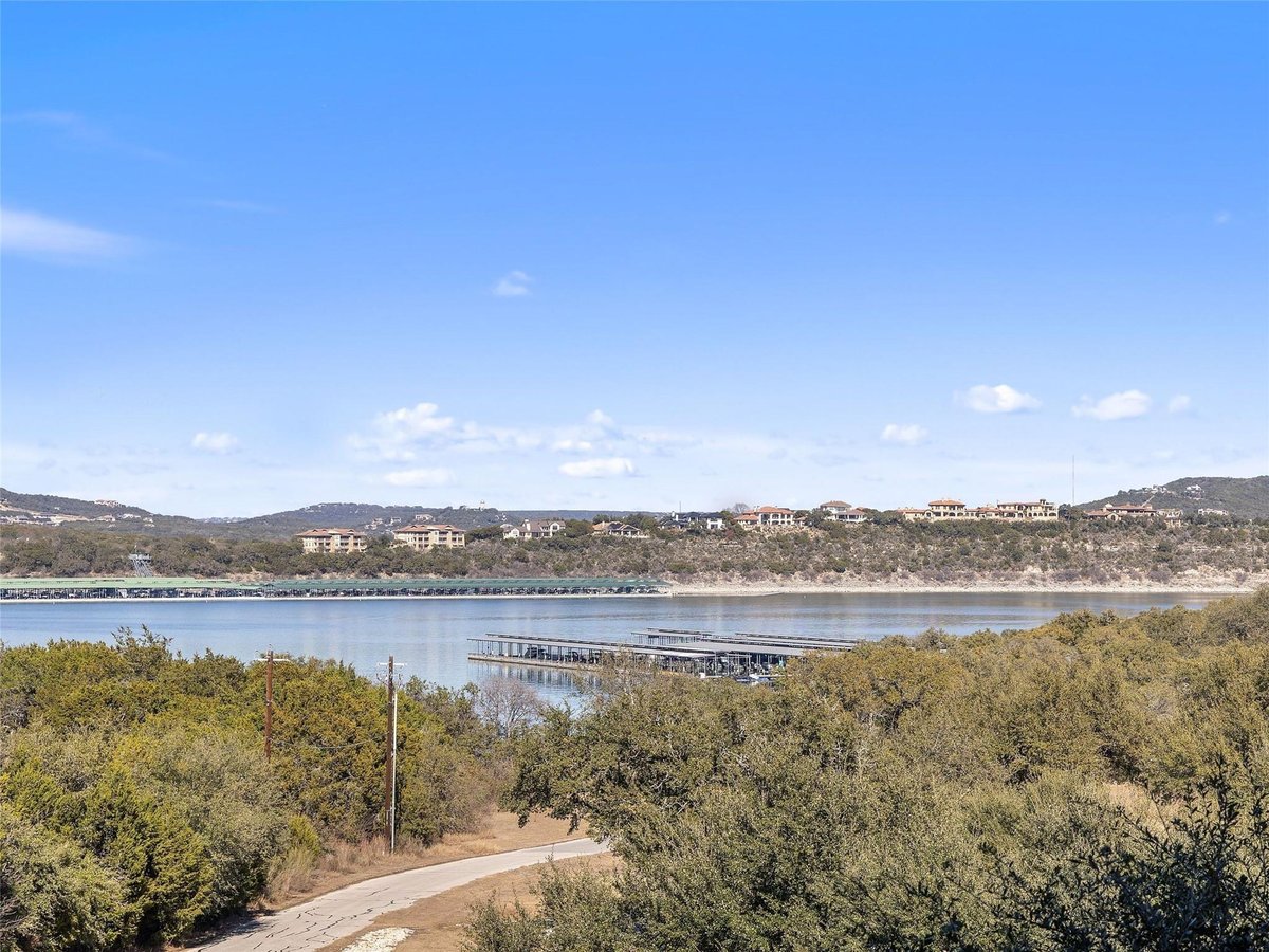 Living area at 5921 Hi Line Rd Unit #1303 - 3 bed 2 bath home