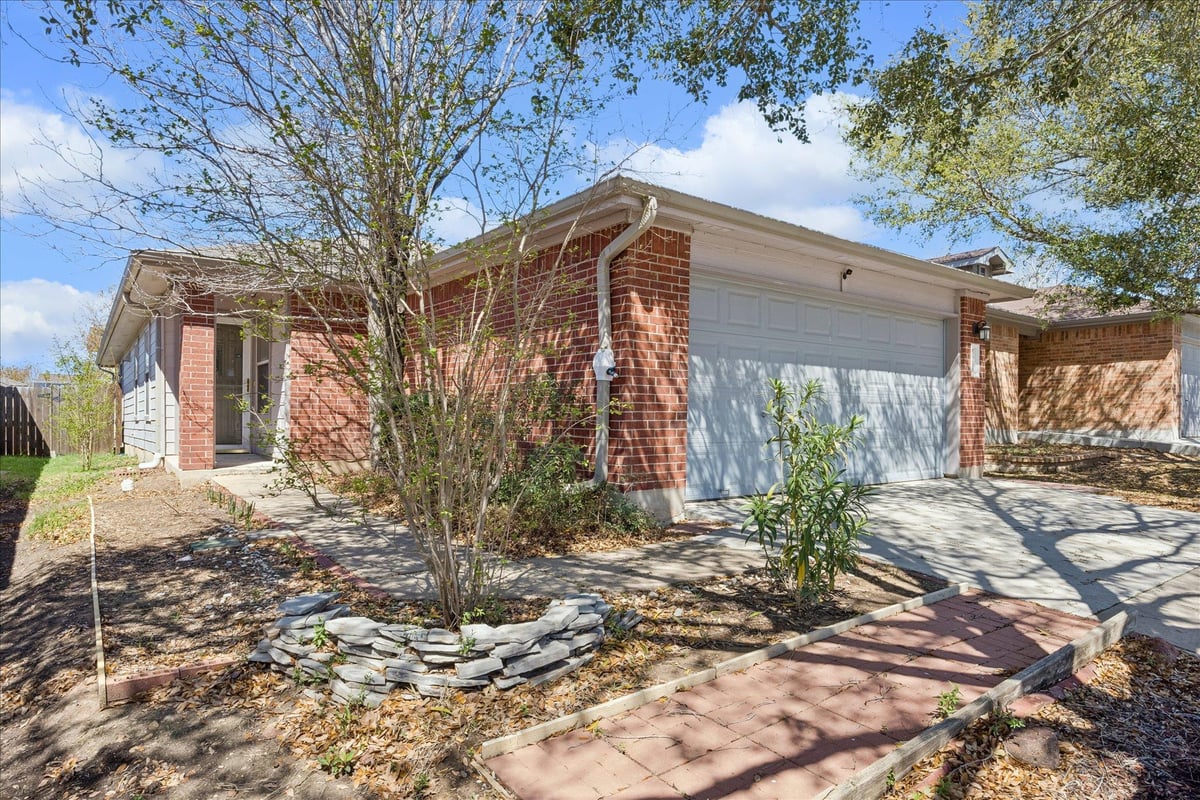 View 5936 Los Dios Pl in Los Cielos Sec 01 5936 Los Dios Pl - property photo 1 - Luxury home in Los Cielos Sec 01, Del Valle, TX