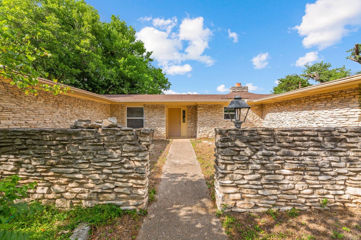 View 600 Little Oak Dr in Oak Ridge Sec 01 600 Little Oak Dr - front exterior - Luxury home in Oak Ridge Sec 01, Austin, TX