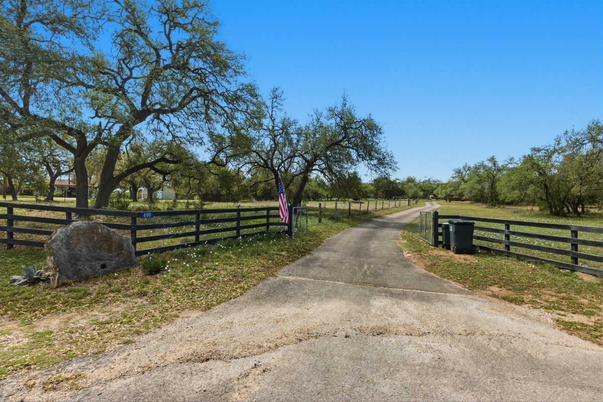 600 Misti Ln - front exterior - Luxury home in Rolling Oaks Sec 3, Driftwood, TX