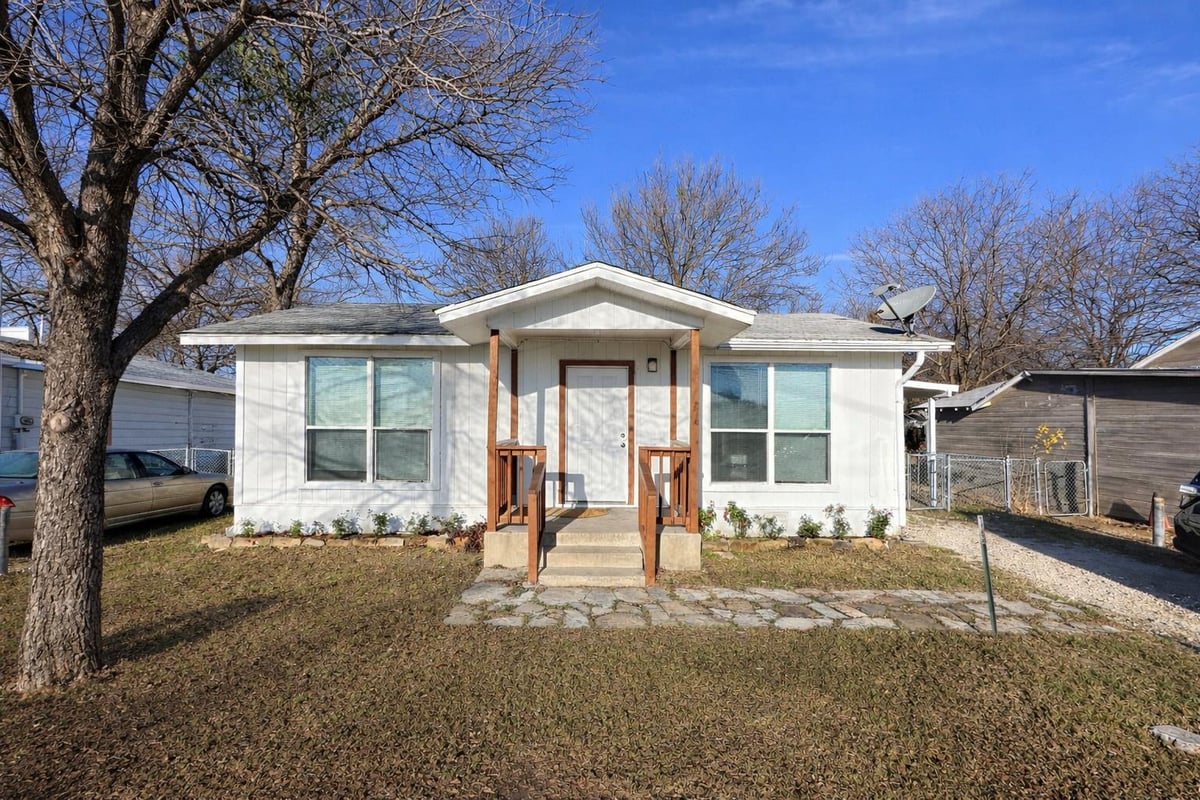 View 600 Springdale RD in Pipkin Add 02 600 Springdale RD - property photo 1 - Luxury home in Pipkin Add 02, Austin, TX