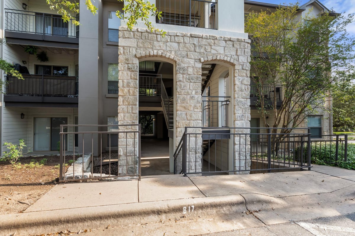 Living area at 6000 Shepherd Mountain Cv Unit #219 - 1 bed 1 bath home