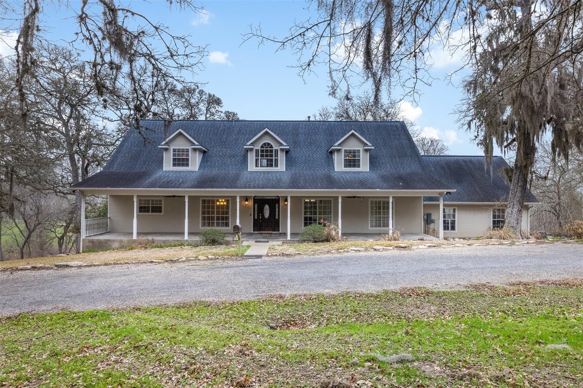 View 601 Country Club Ct in Frisch Auf Acres 601 Country Club Ct - front exterior - Luxury home in Frisch Auf Acres, La Grange, TX
