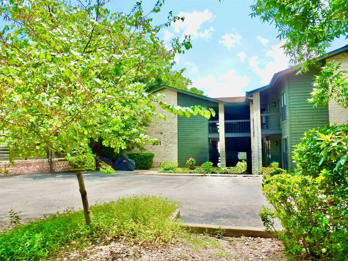 View 601 Hearn St Unit #207 in West Hearn St. Square 601 Hearn St Unit #207 - front exterior - Luxury home in West Hearn St. Square, Austin, TX