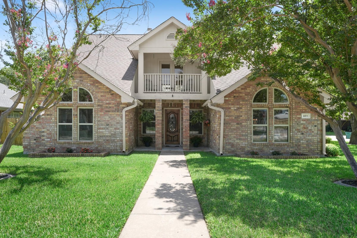 View 601 Maplewood CIR in Saxony 601 Maplewood CIR - front exterior - Luxury home in Saxony, Pflugerville, TX