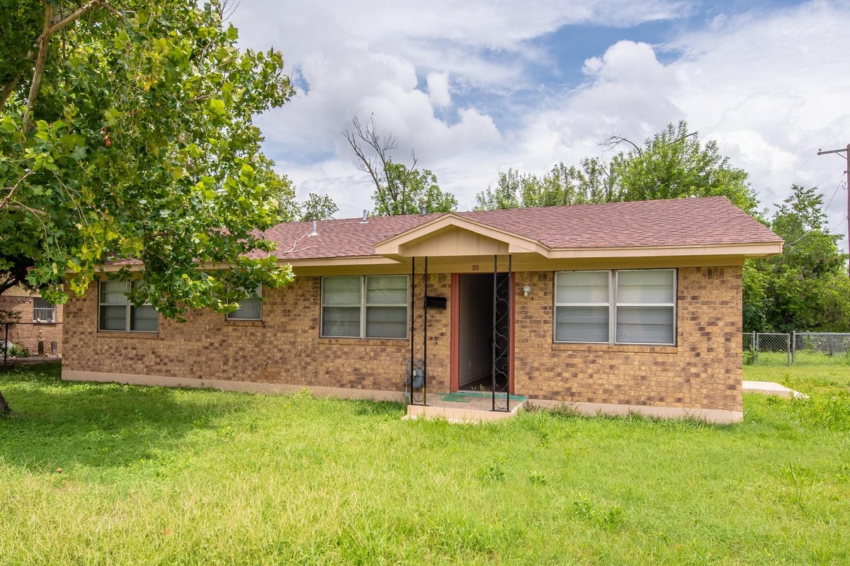 View 601 Martin Luther King Blvd in W W Lewis Higbee 601 Martin Luther King Blvd - front exterior - Luxury home in W W Lewis Higbee, Cameron, TX