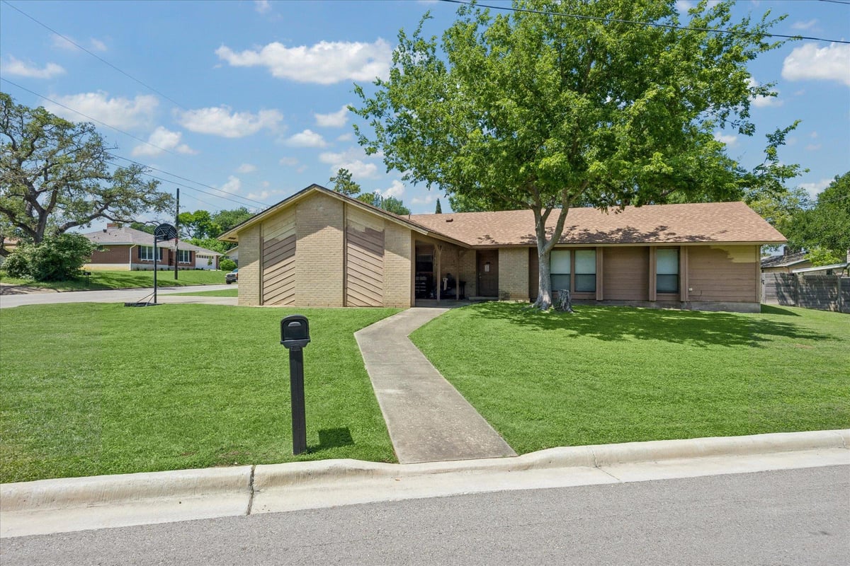 601 Meadowbrook DR - front exterior - Luxury home in San Gabriel Heights Sec 03, Georgetown, TX