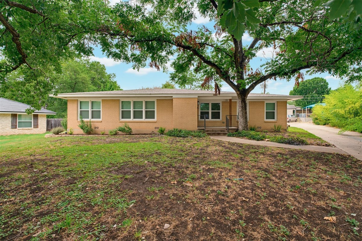 View 6010 Dunbury DR in Gaston Park 6010 Dunbury DR - property photo 1 - Luxury home in Gaston Park, Austin, TX
