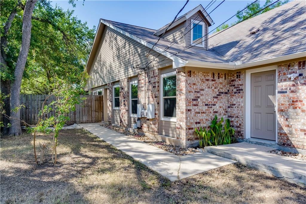 View 6010 Parkwood DR Unit #B in Oak Park Sec 01 6010 Parkwood DR Unit #B - property photo 1 - Luxury home in Oak Park Sec 01, Austin, TX