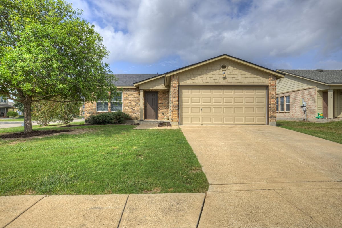 View 603 NW Crossing DR in New Braunfels 603 NW Crossing DR - property photo 1 - Luxury home in New Braunfels, New Braunfels, TX