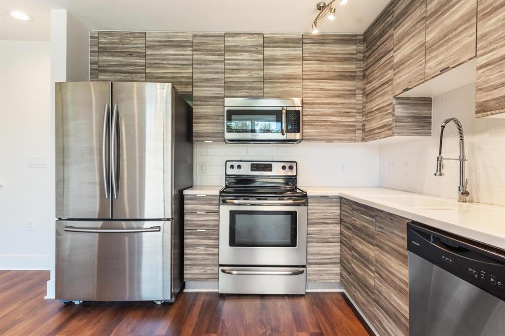 View 604 N Bluff Dr Unit #104 in Skybridge Lofts Amd 604 N Bluff Dr Unit #104 - front exterior - Luxury home in Skybridge Lofts Amd, Austin, TX