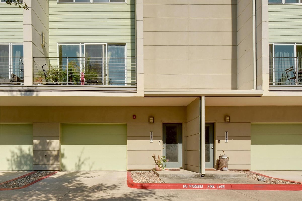View 604 N Bluff Dr Unit #110 in Cannon W 604 N Bluff Dr Unit #110 - front exterior - Luxury home in Cannon W, Austin, TX