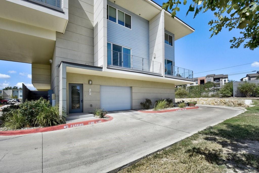 View 604 N Bluff DR Unit #131 in Skybridge Lofts Amd 604 N Bluff DR Unit #131 - property photo 1 - Luxury home in Skybridge Lofts Amd, Austin, TX