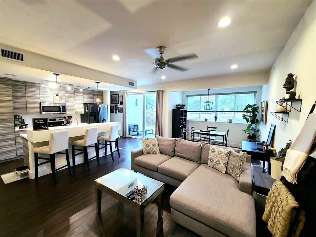 View 604 N Bluff Dr Unit #142 in Skybridge Lofts Amd 604 N Bluff Dr Unit #142 - front exterior - Luxury home in Skybridge Lofts Amd, Austin, TX