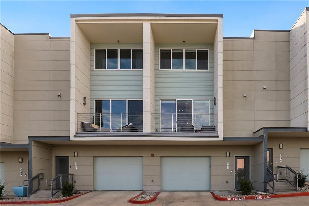 View 604 N Bluff Dr Unit #247 in Skybridge Lofts Amd 604 N Bluff Dr Unit #247 - front exterior - Luxury home in Skybridge Lofts Amd, Austin, TX
