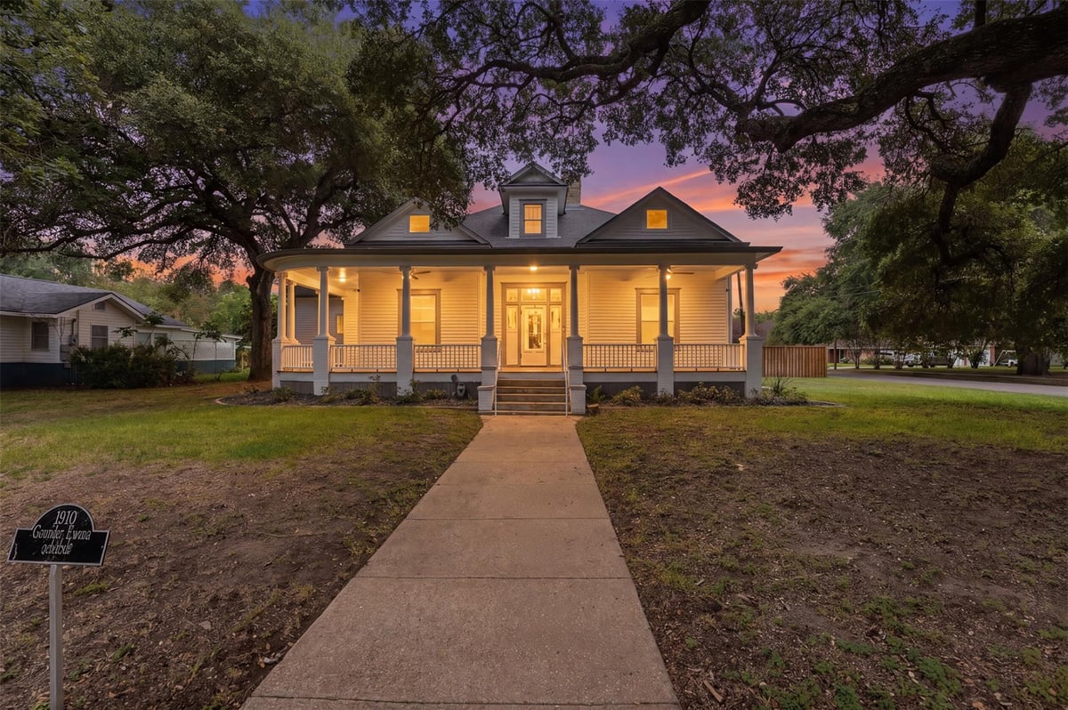 View 604 Saint Michael ST in City/Gonzales 604 Saint Michael ST - front exterior - Luxury home in City/Gonzales, Gonzales, TX