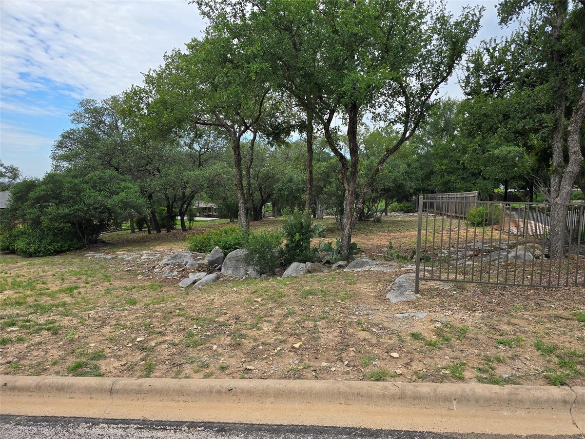 604 Via Viejo - front exterior - Luxury lot in Highland Park, Marble Falls, TX
