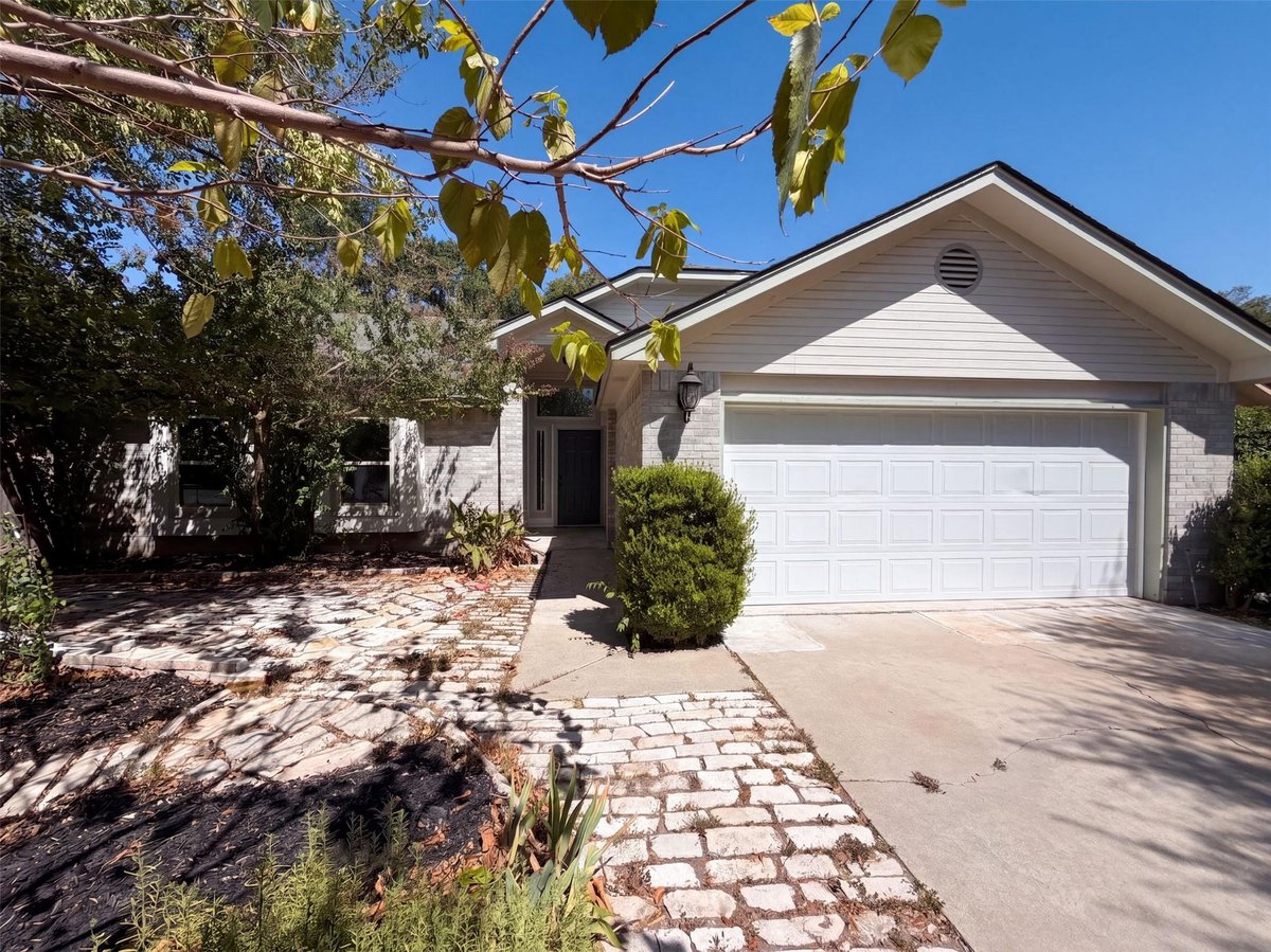 605 Hawthorne LN - property photo 1 - Luxury home in SOUTH CREEK  SEC 6, Round Rock, TX