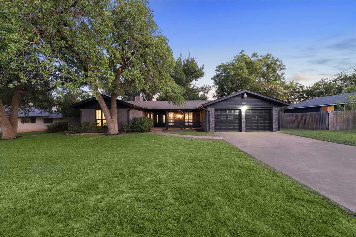 605 Meadowbrook DR - front exterior - Luxury home in San Gabriel Heights Sec 04, Georgetown, TX