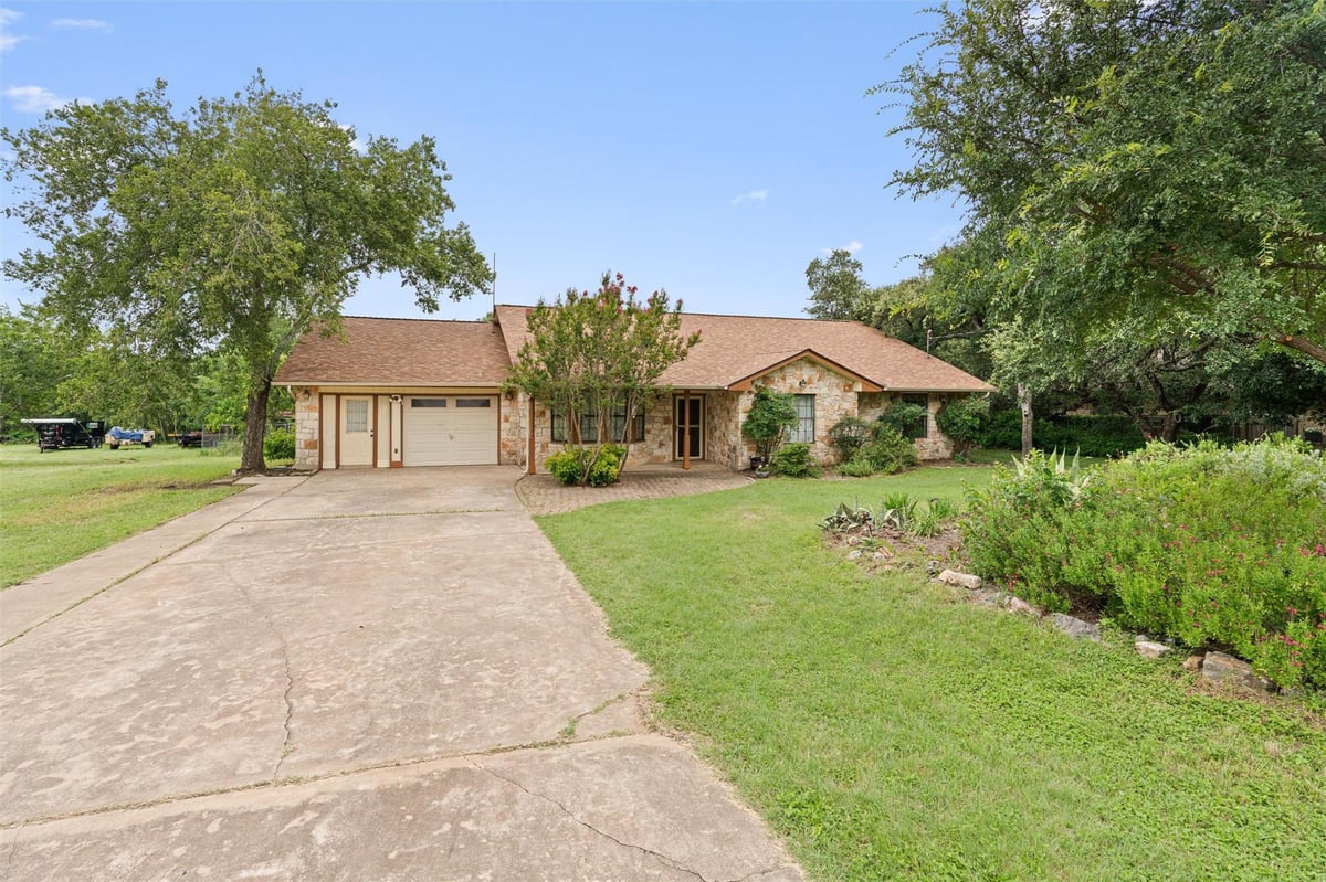 605 Oak Crest LN - front exterior - Luxury home in Oakcrest Estates Unit 1, Georgetown, TX