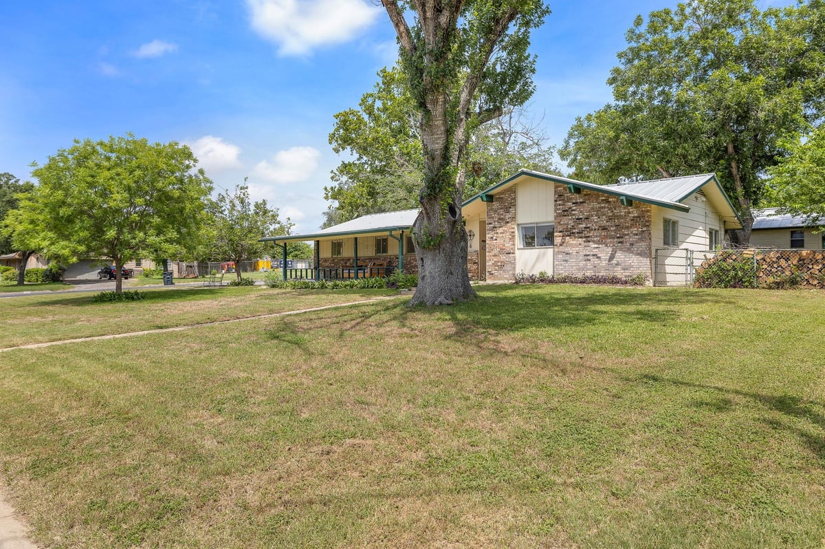 605 Parkway ST - front exterior - Luxury home in Crestview Add, Georgetown, TX