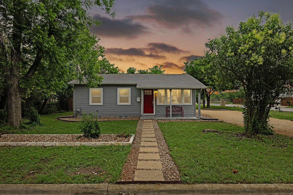 606 E 19th St - front exterior - Luxury home in Wg Lord Add, Georgetown, TX