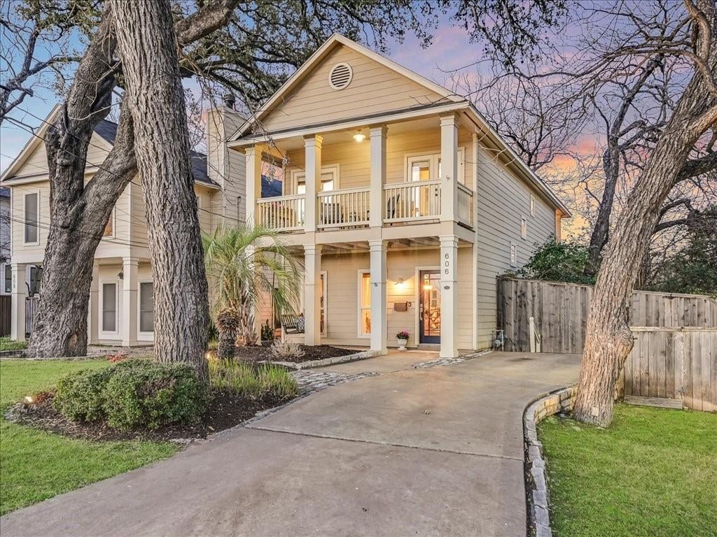 View 606 W Elizabeth ST in South Heights 606 W Elizabeth ST - front exterior - Luxury home in South Heights, Austin, TX