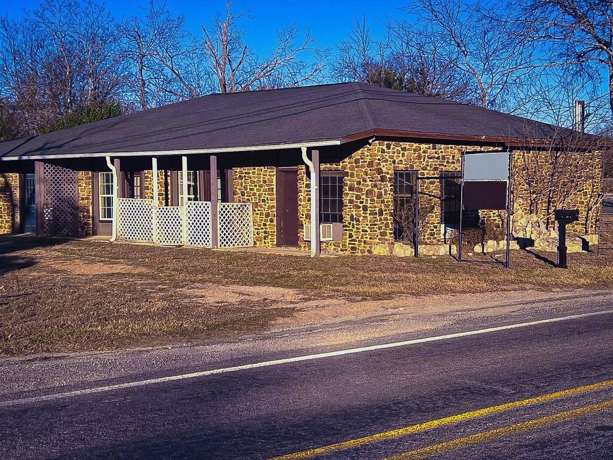 View 608 4th St in N/A, Not in a Sub 608 4th St - front exterior - Luxury home in N/A, Not in a Sub, Blanco, TX
