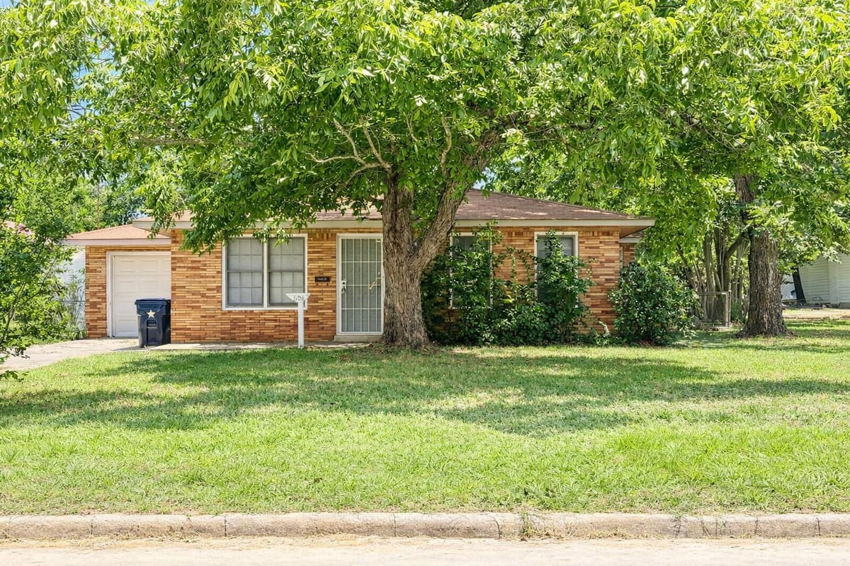 View 608 Green ST in Original Town- Road 608 Green ST - front exterior - Luxury home in Original Town- Road, Rockdale, TX