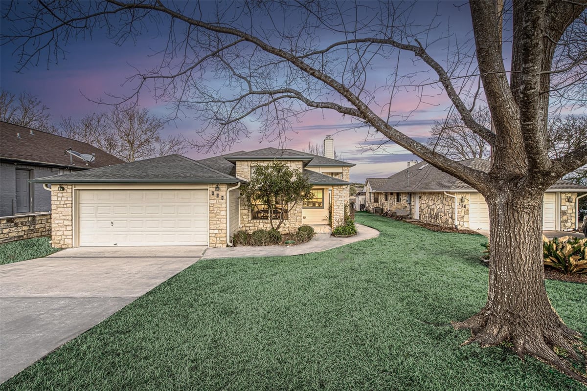 Living area at 609 E Briarway Dr - 3 bed 2 bath home