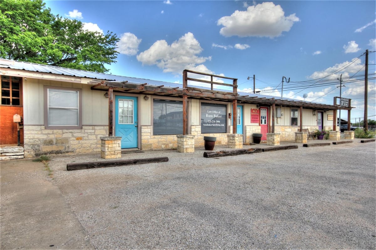 View 609 W Young St in North 609 W Young St - front exterior - Luxury home in North, Llano, TX