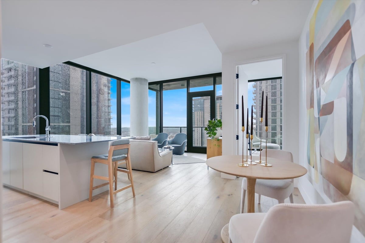 Living area at 610  Davis St  #3002 - 2 bed 2 bath home
