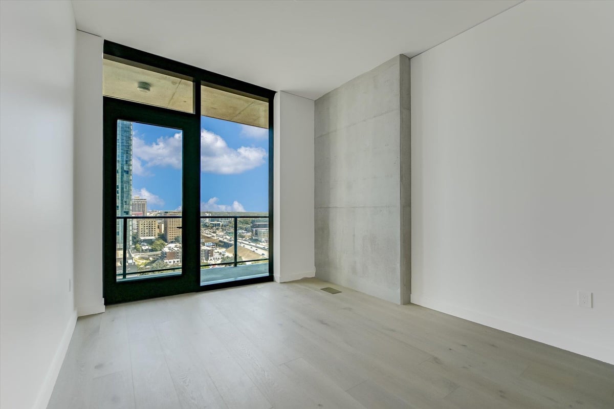 Living area at 610 Davis St Unit #1810 - 1 bed 1 bath home