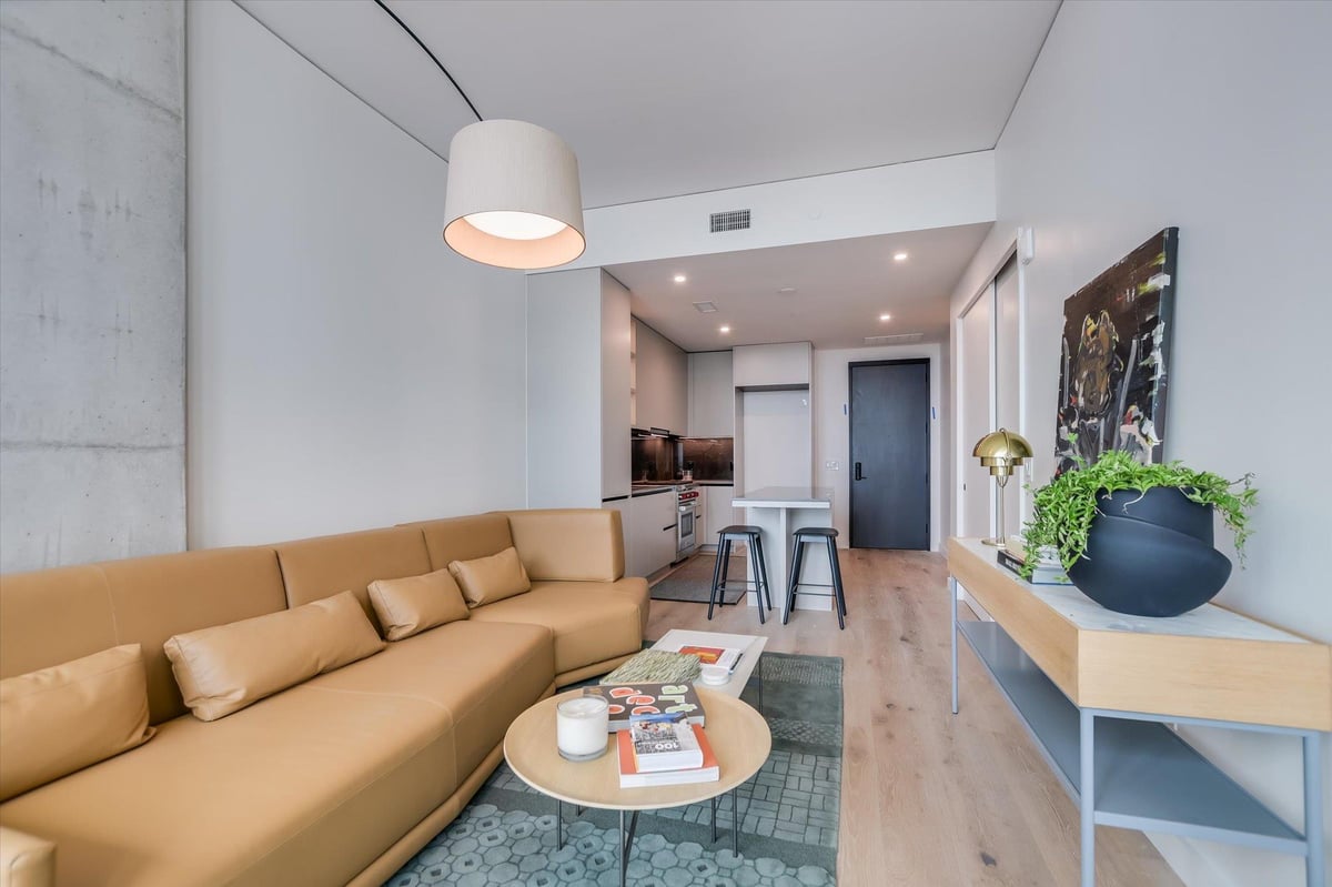 Living area at 610 Davis St Unit #1811 - 1 bed 1 bath home