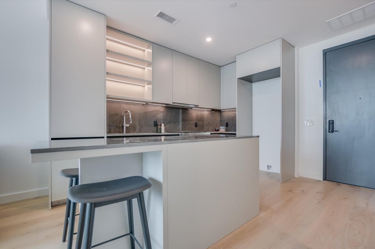 Primary bedroom at 610 Davis St Unit #1811 - 1 bed 1 bath home