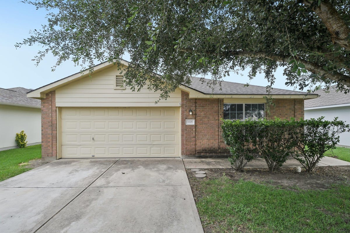 View 610 Lavaca LOOP in County Line Sub Ph 610 Lavaca LOOP - front exterior - Luxury home in County Line Sub Ph, Elgin, TX