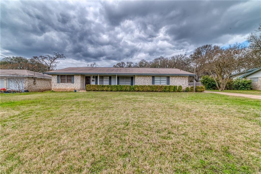 View 6102 Oakclaire DR in Oak Park Resub Sec 02 & Sec 03 6102 Oakclaire DR - front exterior - Luxury home in Oak Park Resub Sec 02 & Sec 03, Austin, TX
