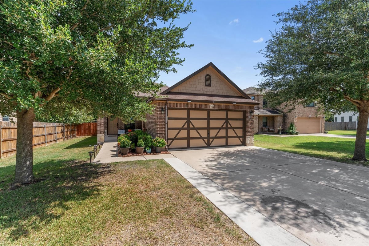 Living area at 611 Big Bend Trl - 3 bed 2 bath home