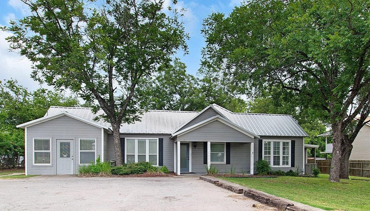 View 611 Central Texas Expy 611 Central Texas Expy - front exterior - Luxury home in Lampasas, TX
