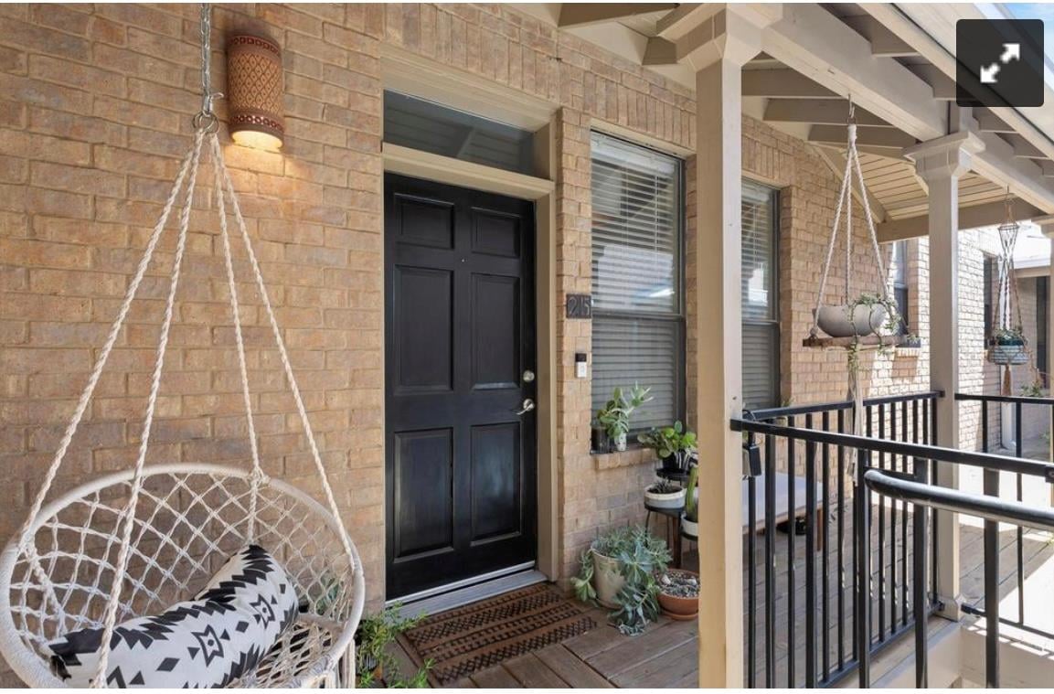 Living area at 611 E 45th St Unit #25 - 1 bed 1 bath home
