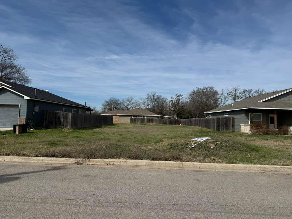 View 612 Briggs St in No 612 Briggs St - front exterior - Luxury lot in No, Lampasas, TX